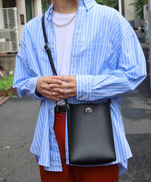 SPINNS（スピンズ）の「フェイクレザー スクエアショルダーバッグ（ショルダーバッグ・メンズ・ブラック/グリーン・ONESIZE）」の3枚目の写真