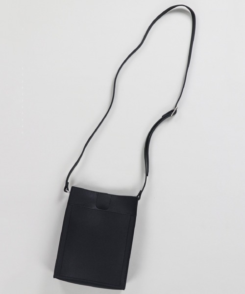 SPINNS（スピンズ）の「フェイクレザー スクエアショルダーバッグ（ショルダーバッグ・メンズ・ブラック/グリーン・ONESIZE）」の17枚目の写真