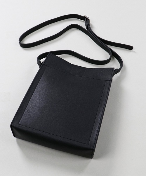 SPINNS（スピンズ）の「フェイクレザー スクエアショルダーバッグ（ショルダーバッグ・メンズ・ブラック/グリーン・ONESIZE）」の19枚目の写真