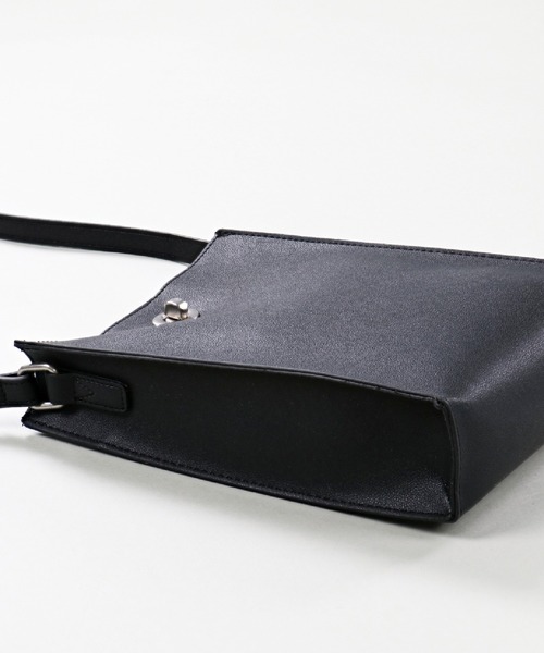 SPINNS（スピンズ）の「フェイクレザー スクエアショルダーバッグ（ショルダーバッグ・メンズ・ブラック/グリーン・ONESIZE）」の20枚目の写真