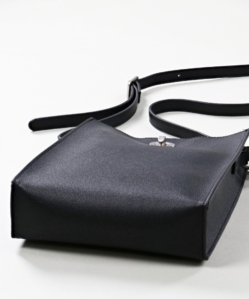 SPINNS（スピンズ）の「フェイクレザー スクエアショルダーバッグ（ショルダーバッグ・メンズ・ブラック/グリーン・ONESIZE）」の21枚目の写真