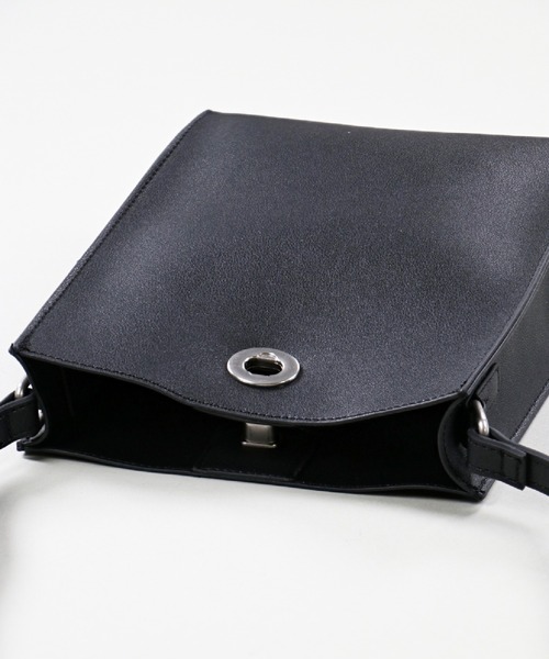 SPINNS（スピンズ）の「フェイクレザー スクエアショルダーバッグ（ショルダーバッグ・メンズ・ブラック/グリーン・ONESIZE）」の22枚目の写真