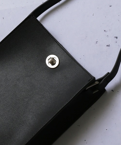 SPINNS（スピンズ）の「フェイクレザー スクエアショルダーバッグ（ショルダーバッグ・メンズ・ブラック/グリーン・ONESIZE）」の15枚目の写真