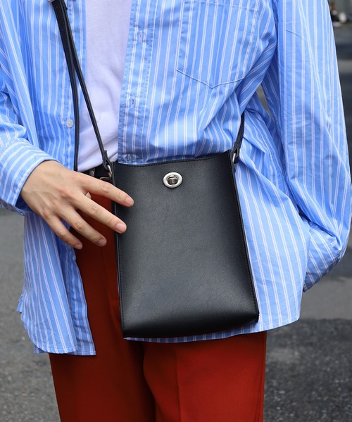 SPINNS（スピンズ）の「フェイクレザー スクエアショルダーバッグ（ショルダーバッグ・メンズ・ブラック/グリーン・ONESIZE）」の13枚目の写真