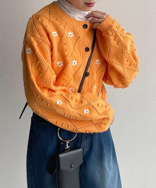 w closet(ダブルクローゼット)の「【新色追加】5Gポプコン編み+花刺繍カーディガン(カーディガン/ボレロ・レディース・オフホワイト/ブルー/オレンジ/ブラック・FREE)」の4枚目の写真