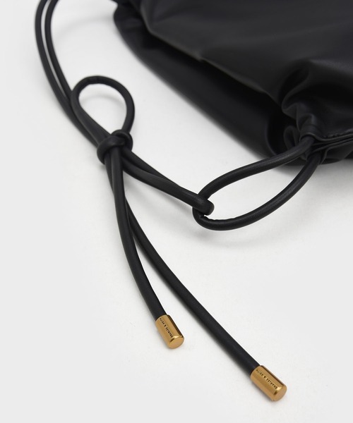 CHARLES & KEITH（チャールズ & キース）の「ノッティドハンドル テクスチャードホーボーバッグ / Knotted Handle Textured Hobo Bag（ショルダーバッグ・レディース・ダークブラウン/オフホワイト/ブラック・M）」の10枚目の写真