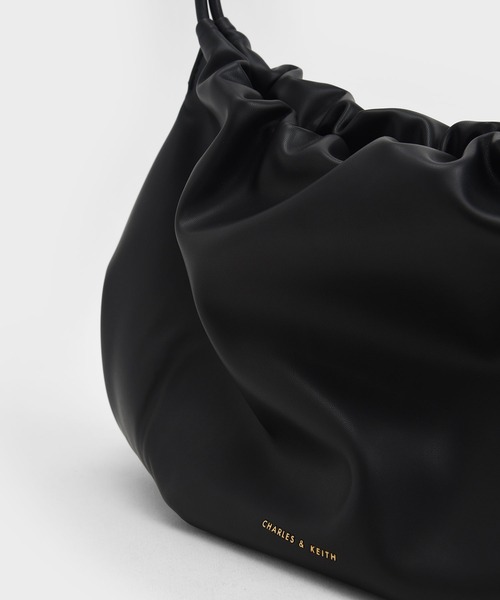 CHARLES & KEITH（チャールズ & キース）の「ノッティドハンドル テクスチャードホーボーバッグ / Knotted Handle Textured Hobo Bag（ショルダーバッグ・レディース・ダークブラウン/オフホワイト/ブラック・M）」の9枚目の写真