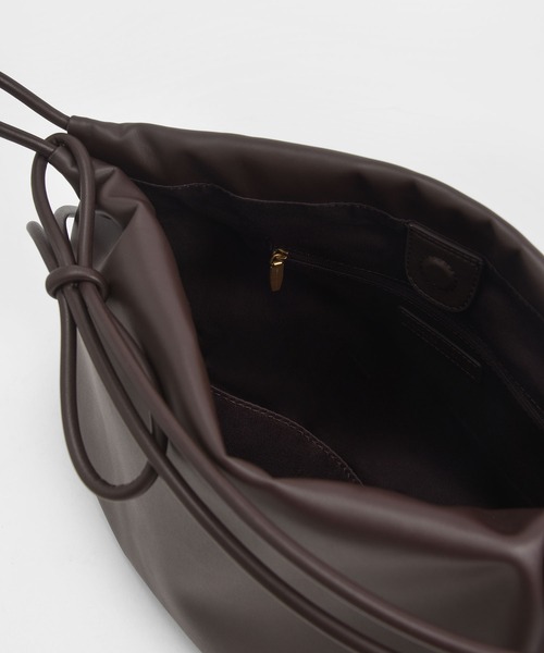 CHARLES & KEITH（チャールズ & キース）の「ノッティドハンドル テクスチャードホーボーバッグ / Knotted Handle Textured Hobo Bag（ショルダーバッグ・レディース・ダークブラウン/オフホワイト/ブラック・M）」の4枚目の写真