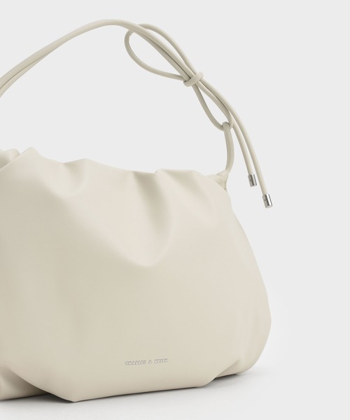 CHARLES & KEITH（チャールズ & キース）の「ノッティドハンドル テクスチャードホーボーバッグ / Knotted Handle Textured Hobo Bag（ショルダーバッグ・レディース・ダークブラウン/オフホワイト/ブラック・M）」の13枚目の写真