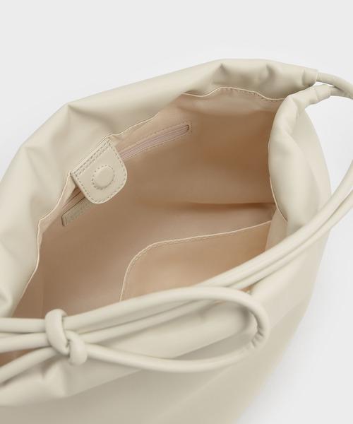 CHARLES & KEITH（チャールズ & キース）の「ノッティドハンドル テクスチャードホーボーバッグ / Knotted Handle Textured Hobo Bag（ショルダーバッグ・レディース・ダークブラウン/オフホワイト/ブラック・M）」の12枚目の写真