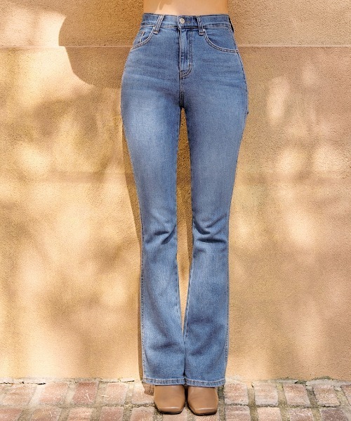 chuu（チュー）の「CHUU [MAYA] High Rise Waistband Bootcut Jeans（デニムパンツ・レディース・ブルー・SMALL/MEDIUM/LARGE）」の4枚目の写真