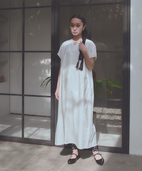 manana suerte（マニャーナスエルテ）の「コットンスリットネックワンピース（ワンピース・レディース・ブラック/ホワイト・FREE）」の3枚目の写真