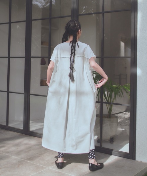 manana suerte（マニャーナスエルテ）の「コットンスリットネックワンピース（ワンピース・レディース・ブラック/ホワイト・FREE）」の6枚目の写真