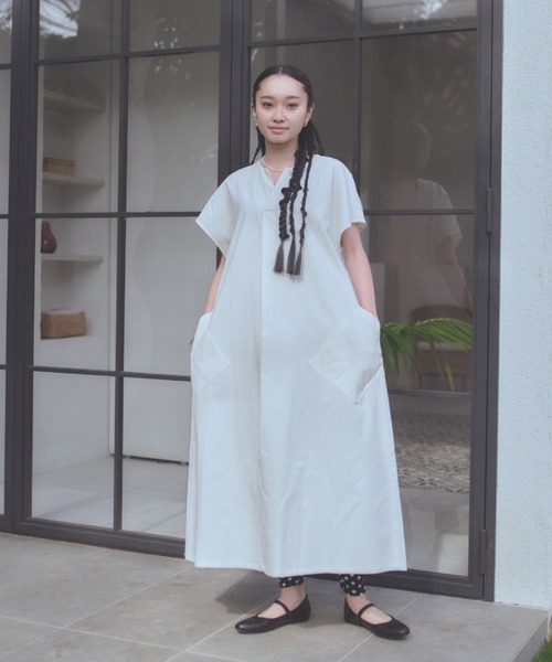 manana suerte（マニャーナスエルテ）の「コットンスリットネックワンピース（ワンピース・レディース・ブラック/ホワイト・FREE）」の4枚目の写真