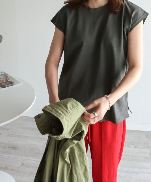 COURO(コウロ)の「ヘビーウェイト2WAYフレンチスリーブTシャツ(Tシャツ/カットソー・レディース・グリーン/ブラック/モカ/チャコールグレー/アイボリー・FREE)」の12枚目の写真