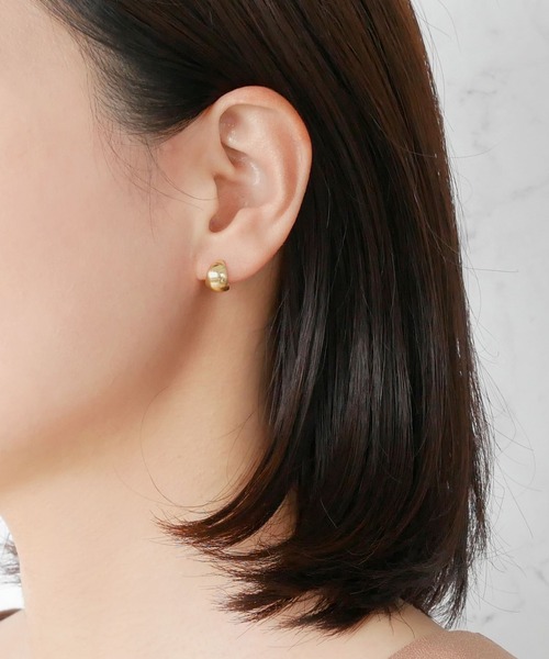 va(ヴイエー)の「K10イエローゴールド ドロップ フープピアス(ピアス(両耳用)・レディース・イエローゴールド・ONE SIZE)」の3枚目の写真