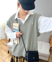 Java | 《JaVa ジャバコラボ》劇的にあか抜け。ワンポイント刺繍カレッジニットベスト(ベスト)