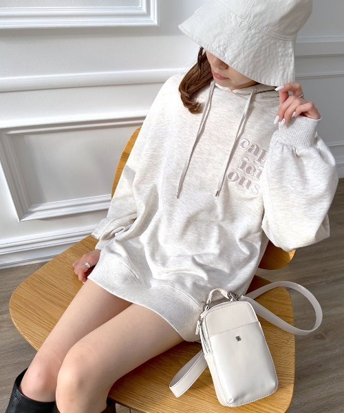 OLIVE des OLIVE(オリーブデオリーブ)の「刺繍ロゴフーディチュニック(パーカー・レディース・ネイビー/オートミール/ピンク/オフホワイト・FREE)」の1枚目の写真