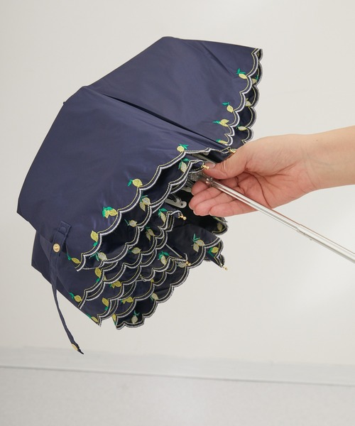 KATHARINE ROSS(キャサリンロス)の「【KATHARINE ROSS】nifty colors 最強の一級遮光 晴雨兼用 レモン刺繍PU折りたたみ日傘 WEB限定(折りたたみ傘・レディース・ネイビー/アイボリー・MEDIUM)」の7枚目の写真