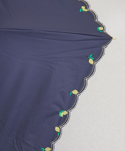 KATHARINE ROSS(キャサリンロス)の「【KATHARINE ROSS】nifty colors 最強の一級遮光 晴雨兼用 レモン刺繍PU折りたたみ日傘 WEB限定(折りたたみ傘・レディース・ネイビー/アイボリー・MEDIUM)」の12枚目の写真