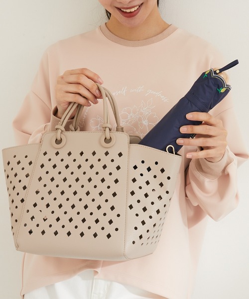 KATHARINE ROSS(キャサリンロス)の「【KATHARINE ROSS】nifty colors 最強の一級遮光 晴雨兼用 レモン刺繍PU折りたたみ日傘 WEB限定(折りたたみ傘・レディース・ネイビー/アイボリー・MEDIUM)」の4枚目の写真