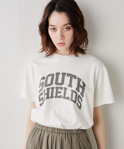 Whim Gazette(ウィムガゼット)の「ロゴTシャツ(Tシャツ/カットソー・レディース・オフホワイト/サンドベージュ/ネイビー・FREE)」の1枚目の写真