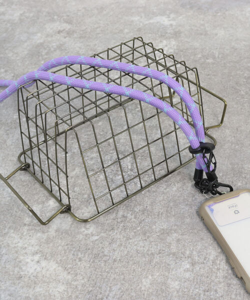 fredy emue（フレディエミュ）の「太コードスマホショルダー（スマホグッズ・レディース・ブラック系その他3/ブルー系その他3/パープル系その他4・FREE）」の4枚目の写真