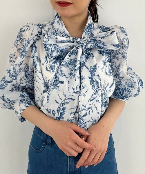 MAJESTIC LEGON(マジェスティックレゴン)の「ハーフスリーブボウタイブラウス(シャツ/ブラウス・レディース・A/ホワイト系その他2/ブルー系その他2/アイボリー・MEDIUM)」の1枚目の写真