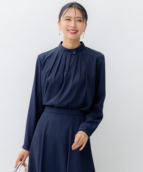 23区（ニジュウサンク）の「【洗える】バックサテンアムンゼン千鳥プリント ブラウス（シャツ/ブラウス・レディース・ブラック系5/ネイビー系5・40/38）」の2枚目の写真