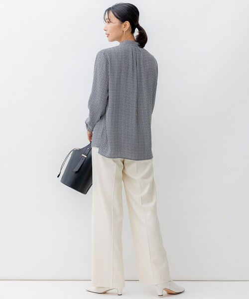 23区（ニジュウサンク）の「【洗える】バックサテンアムンゼン千鳥プリント ブラウス（シャツ/ブラウス・レディース・ブラック系5/ネイビー系5・40/38）」の3枚目の写真