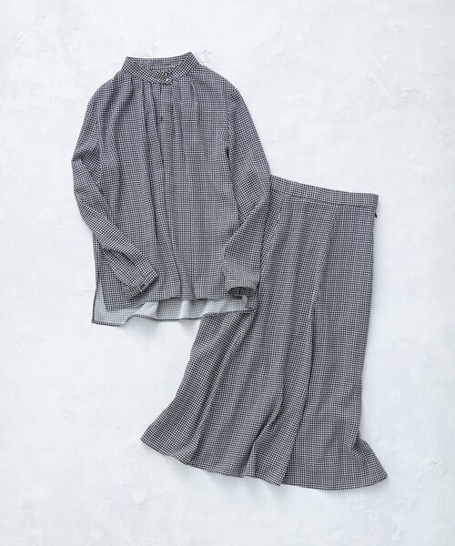 23区（ニジュウサンク）の「【洗える】バックサテンアムンゼン千鳥プリント ブラウス（シャツ/ブラウス・レディース・ブラック系5/ネイビー系5・40/38）」の8枚目の写真