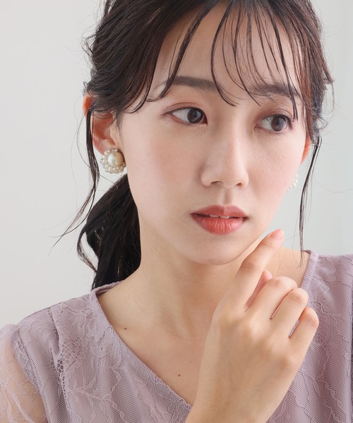PourVous(プールヴー)の「フラワーモチーフ パール イヤリング 結婚式 同窓会 オケージョン 二次会 (イヤリング・レディース・シルバー/ゴールド・FREE)」の9枚目の写真