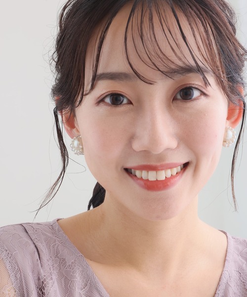 PourVous(プールヴー)の「フラワーモチーフ パール イヤリング 結婚式 同窓会 オケージョン 二次会 (イヤリング・レディース・シルバー/ゴールド・FREE)」の10枚目の写真