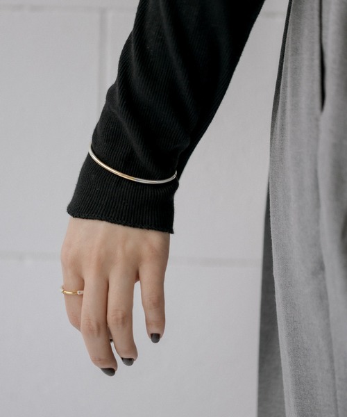 ear PAPILLONNER（イアパピヨネ）の「《日本製》バイカラー細バングル（バングル/リストバンド・レディース・シルバー・FREE）」の6枚目の写真