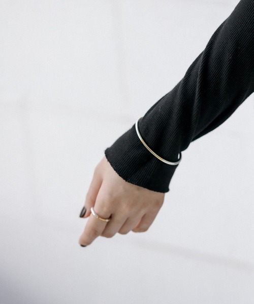 ear PAPILLONNER（イアパピヨネ）の「《日本製》バイカラー細バングル（バングル/リストバンド・レディース・シルバー・FREE）」の7枚目の写真