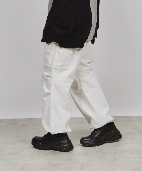 tk.TAKEO KIKUCHI（ティーケータケオキクチ）の「◆デニムカーゴパンツ（デニムパンツ・レディース・オフホワイト/チャコールグレー/ライトブルー・66）」の2枚目の写真