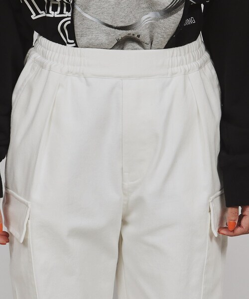 tk.TAKEO KIKUCHI（ティーケータケオキクチ）の「◆デニムカーゴパンツ（デニムパンツ・レディース・オフホワイト/チャコールグレー/ライトブルー・66）」の8枚目の写真