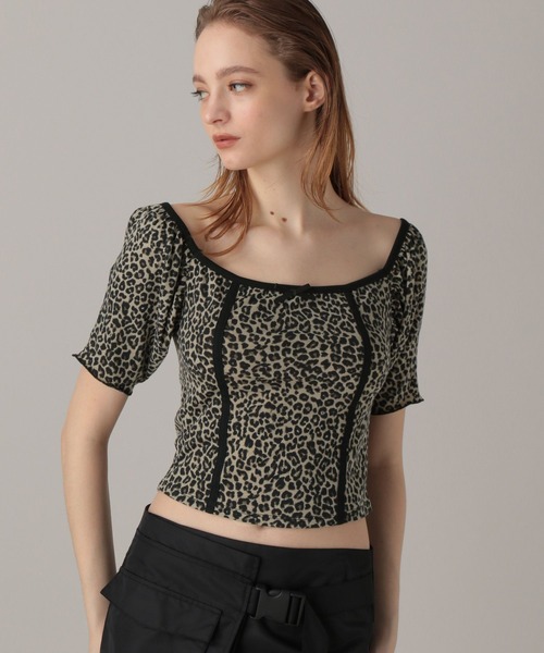 FOREVER 21(フォーエバー トゥエンティーワン)の「【2024SS】ミニリボンスクエアT(Tシャツ/カットソー・レディース・ブラック/オフホワイト/レオパード・FREE)」の1枚目の写真
