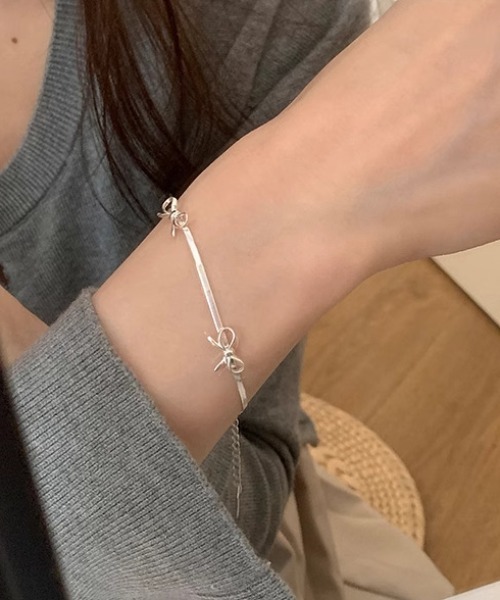 Vipoa（ヴィポア）の「mini ribbon bracelet（ブレスレット・レディース・シルバー・FREE）」の6枚目の写真
