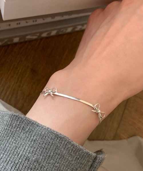 Vipoa（ヴィポア）の「mini ribbon bracelet（ブレスレット・レディース・シルバー・FREE）」の4枚目の写真
