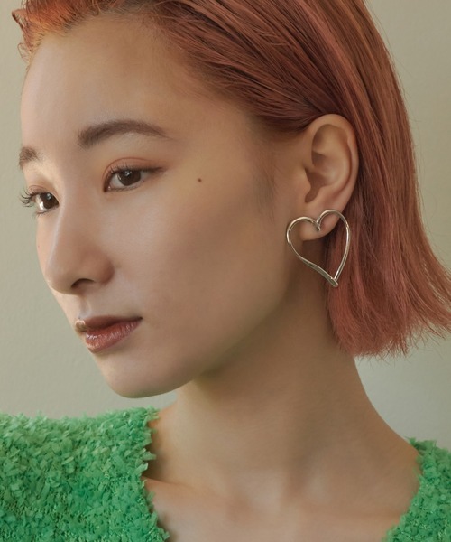 GOLDY（ゴールディ）の「ワイド ハート ライン ピアス（ピアス（両耳用）・レディース・ゴールド/シルバー系その他/ゴールド系その他/シルバー・FREE）」の2枚目の写真