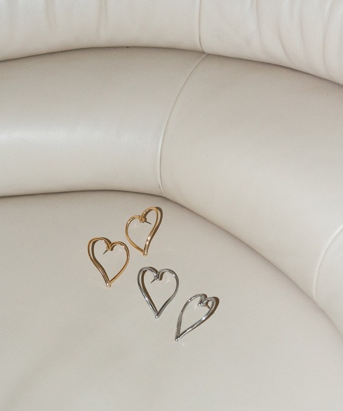 GOLDY（ゴールディ）の「ワイド ハート ライン ピアス（ピアス（両耳用）・レディース・ゴールド/シルバー系その他/ゴールド系その他/シルバー・FREE）」の5枚目の写真