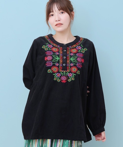 チチカカ（チチカカ）の「Rico メヒコフラワー刺繍コーデュロイプルオーバー（シャツ/ブラウス・レディース・グレー/ブラック/グリーン・FREE）」の2枚目の写真