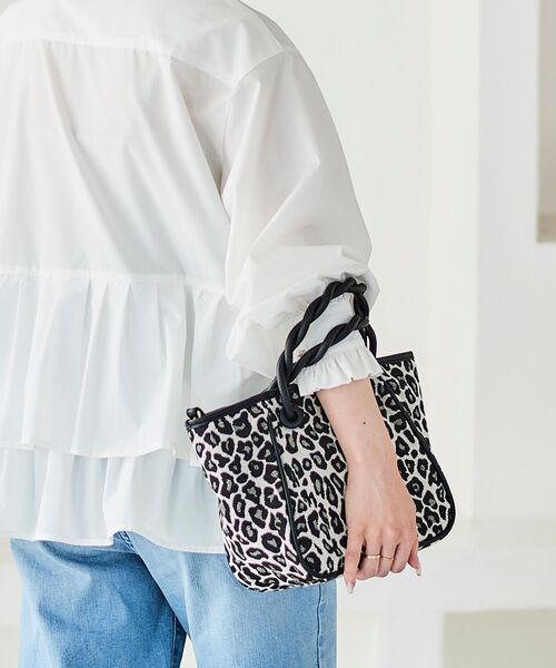 le.coeur blanc(ルクールブラン)の「TWIST HANDLE 2WAY TOTE(トートバッグ・レディース・ブラック系その他・FREE)」の3枚目の写真