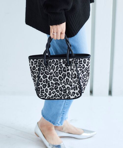 le.coeur blanc(ルクールブラン)の「TWIST HANDLE 2WAY TOTE(トートバッグ・レディース・ブラック系その他・FREE)」の2枚目の写真