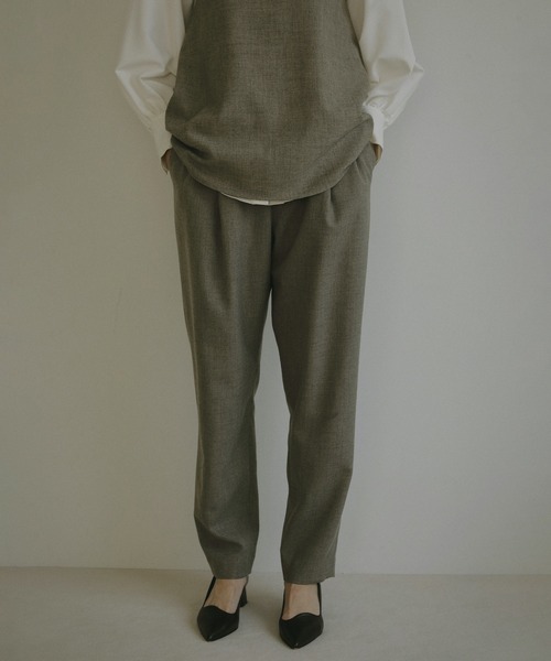 MANOF(マノフ)の「MELANGE TAPERED PANTS(スラックス・レディース・ベージュ/チャコールグレー・S/M)」の2枚目の写真