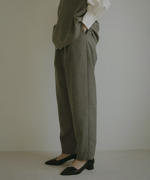 MANOF(マノフ)の「MELANGE TAPERED PANTS(スラックス・レディース・ベージュ/チャコールグレー・S/M)」の5枚目の写真