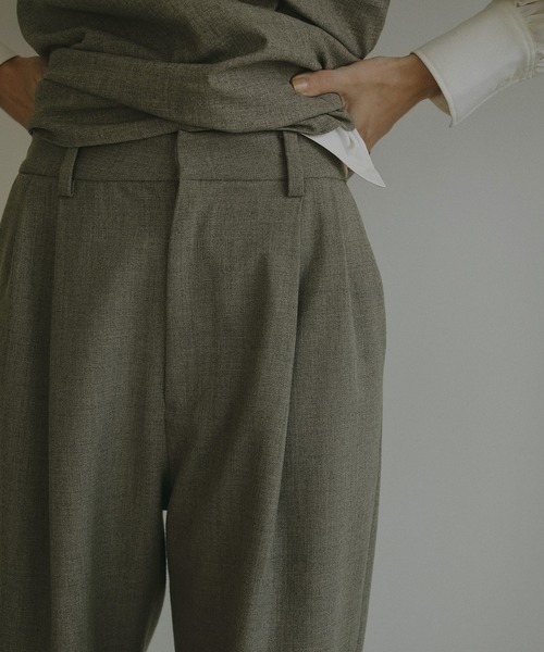 MANOF(マノフ)の「MELANGE TAPERED PANTS(スラックス・レディース・ベージュ/チャコールグレー・S/M)」の7枚目の写真