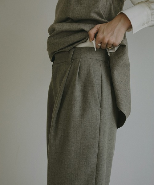 MANOF(マノフ)の「MELANGE TAPERED PANTS(スラックス・レディース・ベージュ/チャコールグレー・S/M)」の8枚目の写真
