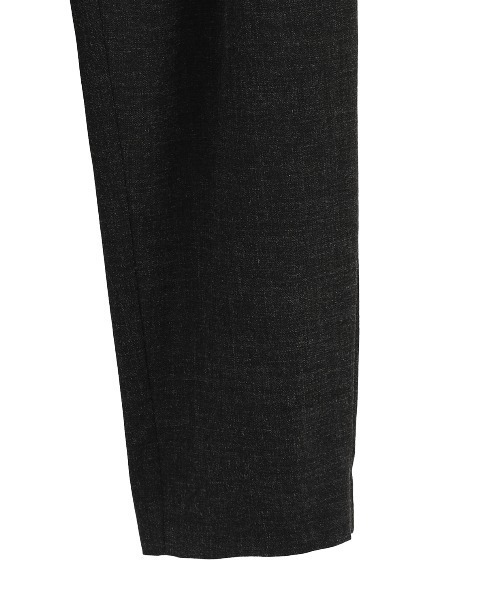MANOF(マノフ)の「MELANGE TAPERED PANTS(スラックス・レディース・ベージュ/チャコールグレー・S/M)」の18枚目の写真